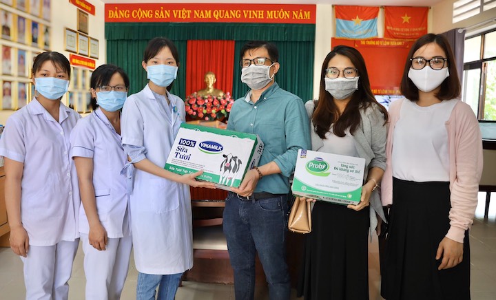 Vinamilk[-]đồng[-]hành[-]tiếp[-]sức[-]cho[-]đội[-]ngũ[-]cán[-]bộ[-]y[-]tế[-]chống[-]dịch[-]COVID-19